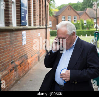 Chislehurst,UK,8 Giugno 2017,Bob Neill MP per Bromley e Chislehurst assiste Chislehurst Seggio di voto il giorno delle elezioni. Essi sono aperti da 7am fino a 10pm.©Keith Larby/Alamy Live News Foto Stock