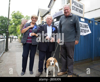 Chislehurst,UK,8 Giugno 2017,Bob Neill MP per Bromley e Chislehurst assiste Chislehurst Seggio di voto il giorno delle elezioni. Essi sono aperti da 7am fino a 10pm.©Keith Larby/Alamy Live News Foto Stock