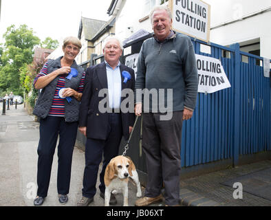 Chislehurst,UK,8 Giugno 2017,Bob Neill MP per Bromley e Chislehurst assiste Chislehurst Seggio di voto il giorno delle elezioni. Essi sono aperti da 7am fino a 10pm.©Keith Larby/Alamy Live News Foto Stock