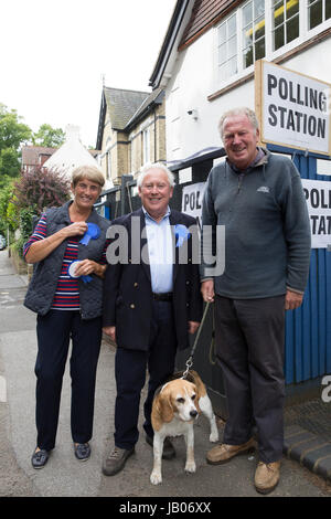 Chislehurst,UK,8 Giugno 2017,Bob Neill MP per Bromley e Chislehurst assiste Chislehurst Seggio di voto il giorno delle elezioni. Essi sono aperti da 7am fino a 10pm.©Keith Larby/Alamy Live News Foto Stock