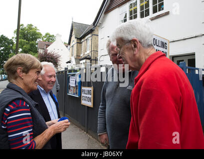 Chislehurst,UK,8 Giugno 2017,Bob Neill MP per Bromley e Chislehurst assiste Chislehurst Seggio di voto il giorno delle elezioni. Essi sono aperti da 7am fino a 10pm.©Keith Larby/Alamy Live News Foto Stock