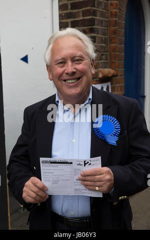 Chislehurst,UK,8 Giugno 2017,Bob Neill MP per Bromley e Chislehurst assiste Chislehurst Seggio di voto il giorno delle elezioni. Essi sono aperti da 7am fino a 10pm.©Keith Larby/Alamy Live News Foto Stock