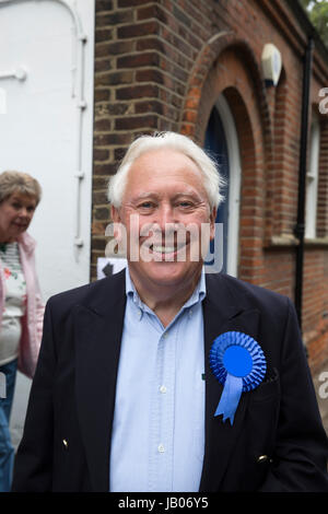 Chislehurst,UK,8 Giugno 2017,Bob Neill MP per Bromley e Chislehurst assiste Chislehurst Seggio di voto il giorno delle elezioni. Essi sono aperti da 7am fino a 10pm.©Keith Larby/Alamy Live News Foto Stock