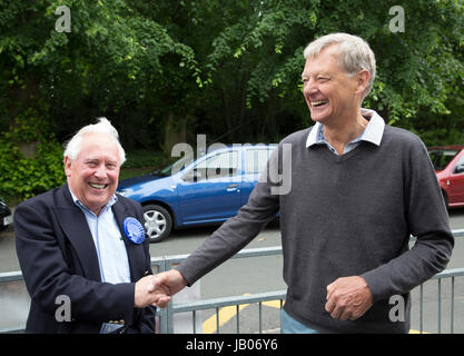 Chislehurst,UK,8 Giugno 2017,Bob Neill MP per Bromley e Chislehurst assiste Chislehurst Seggio di voto il giorno delle elezioni. Essi sono aperti da 7am fino a 10pm.©Keith Larby/Alamy Live News Foto Stock