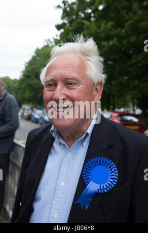 Chislehurst,UK,8 Giugno 2017,Bob Neill MP per Bromley e Chislehurst assiste Chislehurst Seggio di voto il giorno delle elezioni. Essi sono aperti da 7am fino a 10pm.©Keith Larby/Alamy Live News Foto Stock