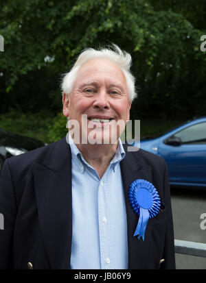 Chislehurst,UK,8 Giugno 2017,Bob Neill MP per Bromley e Chislehurst assiste Chislehurst Seggio di voto il giorno delle elezioni. Essi sono aperti da 7am fino a 10pm.©Keith Larby/Alamy Live News Foto Stock