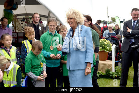 Southampton Sussex, Regno Unito. 8 Giugno, 2017. Camilla Duchessa di Cornovaglia Bolnore incontra gli allievi della scuola primaria a sud dell'Inghilterra Show tenutosi a Southampton Showground nel Sussex . Il sud dell'Inghilterra Società Agricola celebra il suo cinquantesimo anniversario di quest'anno mostrando i migliori di agricoltura, orticoltura e la campagna nel sud dell'Inghilterra. Credito: Simon Dack/Alamy Live News Foto Stock