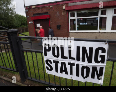 Manchester, Regno Unito. 8 Giugno, 2017. La stazione di polling a Failsworth Home Guard Club di Failsworth, Oldham per la Ashton Under Lyne guida sedile da lavoro MP Angela Rayneri giovedì 8 giugno 2017 per lo snap elezione generale accounced di Theresa Maggio Credito: Chris Rogers/Alamy Live News Foto Stock