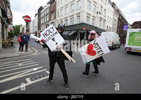 Londra, Regno Unito. . Il giorno 08 Giugno, 2017. Regno Unito il giorno delle elezioni Jess Ricerca (sinistra) e Beadie Finzi (destra) dressd come Batman e Robin partecipare a incoraggiare i giovani elettori a Londra al voto di oggi le elezioni generali britanniche. Credito: Jeff Gilbert/Alamy Live News Foto Stock