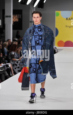 Londra, UK, 07/06/2017 Modello indossando disegni di Kasubika Chola della Kingston University al meglio della Graduate Fashion Week passerella presso la Truman Brewery in Brick Lane nell'East End di Londra. Foto Stock