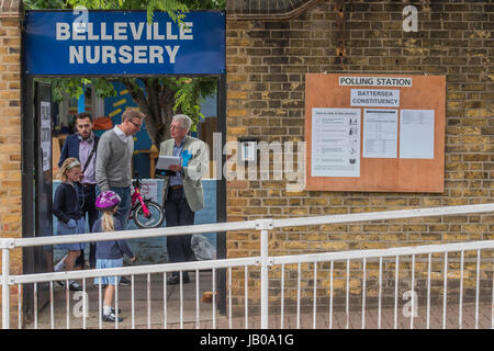 Wandsworth, Londra, Regno Unito. Il giorno 08 Giugno, 2017. Persone portano i loro bambini prima della scuola al Vivaio Belleville vicino Northcote Road - Persone di arrivare presto e in grandi numeri ai seggi elettorali per le elezioni generali, nella zona a Wandsworth. Londra 08 Giugno 2017. Credito: Guy Bell/Alamy Live News Foto Stock