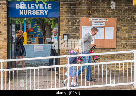 Wandsworth, Londra, Regno Unito. Il giorno 08 Giugno, 2017. Persone portano i loro bambini prima della scuola al Vivaio Belleville vicino Northcote Road - Persone di arrivare presto e in grandi numeri ai seggi elettorali per le elezioni generali, nella zona a Wandsworth. Londra 08 Giugno 2017. Credito: Guy Bell/Alamy Live News Foto Stock