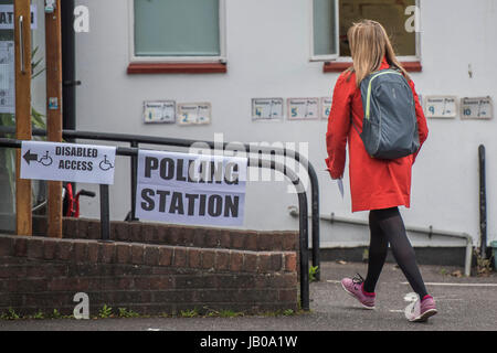 Wandsworth, Londra, Regno Unito. Il giorno 08 Giugno, 2017. Vivaio alfabeto vicino Northcote Road - Persone di arrivare presto e in grandi numeri ai seggi elettorali per le elezioni generali, nella zona a Wandsworth. Londra 08 Giugno 2017. Credito: Guy Bell/Alamy Live News Foto Stock