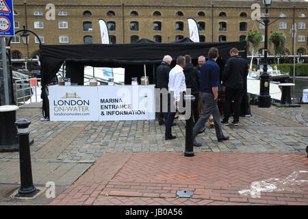 Londra, Regno Unito. Il giorno 08 Giugno, 2017. Situato nel centro di Londra a San Katharine Docks, On-Water Londra Londra è€™s No.1 floating yachting e barca festival. Londra On-Water sarà tenuto per quattro giorni a giugno 2017 e sarà presente yacht e barche in acqua, dove i visitatori saranno in grado di visualizzarli nel loro vero elemento. Credito: Ashok Saxena/Alamy Live News Foto Stock