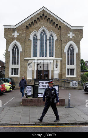 Hertfordshire, Regno Unito. Il giorno 08 Giugno, 2017. Rickmansworth, Herts, stazione di polling. persone che visitano vari uffici elettorali intorno alla circoscrizione del Sud Ovest Hertfordshire, oggi (8/6/2017) per esprimere il loro voto per il 2017 elezione generale. Credito: ricca bowen/Alamy Live News Foto Stock