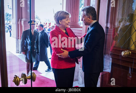 Buenos Aires, Argentina. 8 Giugno, 2017. Dispensa - Il cancelliere tedesco Angela Merkel cammina accanto al presidente dello stato Mauricio Macri a Buenos Aires, Argentina, 8 giugno 2017. Merkel è residente in Argentina in preparazione del vertice del G20. Foto: Steffen Kugler/Bundesregierung/dpa/Alamy Live News Foto Stock