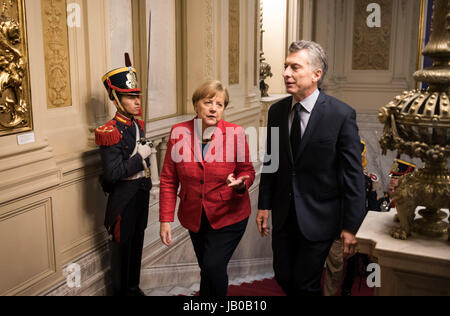 Buenos Aires, Argentina. 8 Giugno, 2017. Dispensa - Il cancelliere tedesco Angela Merkel cammina accanto al presidente dello stato Mauricio Macri a Buenos Aires, Argentina, 8 giugno 2017. Merkel è residente in Argentina in preparazione del vertice del G20. Foto: Steffen Kugler/Bundesregierung/dpa/Alamy Live News Foto Stock