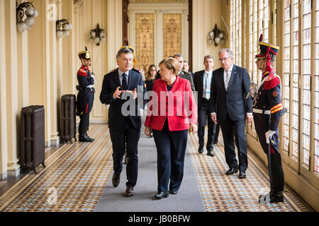 Buenos Aires, Argentina. 8 Giugno, 2017. Dispensa - Il cancelliere tedesco Angela Merkel cammina accanto al presidente dello stato Mauricio Macri nel palazzo presidenziale di Buenos Aires, Argentina, 8 giugno 2017. Merkel è residente in Argentina in preparazione del vertice del G20. Foto: Steffen Kugler/dpa/Alamy Live News Foto Stock