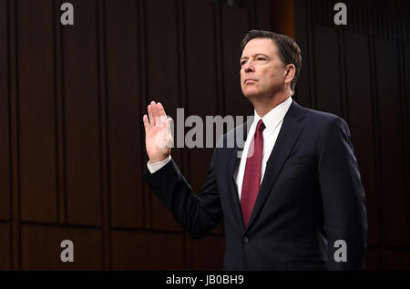 (170608) -- WASHINGTON, 8 giugno, 2017 (Xinhua) -- ex direttore dell'FBI James Comey è giurato in prima di un Senato Intelligence audizione del Comitato sulla Capitol Hill, a Washington D.C., negli Stati Uniti il 8 giugno 2017. James Comey detto giovedì durante una commissione del Senato che Trump nelle sue parole non ha fine il FBI a goccia l'inchiesta su ex National Security Advisor Michael Flynn. (Xinhua/Yin Bogu) Foto Stock