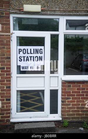 Woking, Regno Unito. 8 Giugno 2017. Stazione di polling a Woking. Jason legno/Alamy Live News Foto Stock