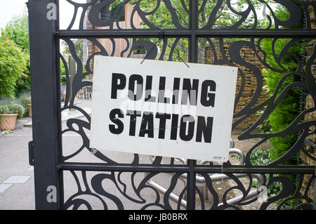 Woking, Regno Unito. 8 Giugno 2017. Stazione di polling al Lightbox gallery di Woking. Jason legno/Alamy Live News Foto Stock