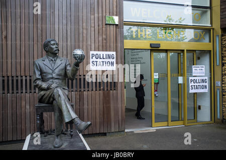 Woking, Regno Unito. 8 Giugno 2017. Stazione di polling al Lightbox gallery di Woking con statua di H.G. Pozzetti. Jason legno/Alamy Live News Foto Stock