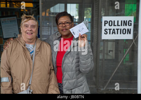 Londra, Regno Unito. 8 Giugno, 2017. Una madre e figlia spiccano lato un seggio a Peckham Library nel sud di Londra il 8 giugno 2017, come la Gran Bretagna detiene un'elezione generale. Credito: Thabo Jaiyesimi/Alamy Live News Foto Stock