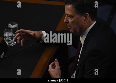 Washington, Stati Uniti d'America. Il giorno 08 Giugno, 2017. Ex direttore dell'FBI James Comey risponde alle domande poste da vari senatori del Senato Comitato di Intelligence durante la sua testimonianza di fronte alla commissione oggi a Washington DC, 8 giugno 2017. Credito: mark reinstein/Alamy Live News Foto Stock