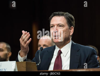 Washington DC, Giugno 8, 2017, USA: EX DIRETTORE DELL'FBI James Comey, testimonia al Senato Comitato di Intelligence sulle sue conversazioni con il presidente Donald Trump J per quanto riguarda Michael Flynn, ex casa bianca il direttore della sicurezza. Comey cercato di avvertire Trump circa Flynn ha collegamenti con i russi. Comey detto che Trump gli ha chiesto di limitare eventuali indagini FBI che coinvolgono Flynn. Patsy Lynch/MediaPunch Foto Stock