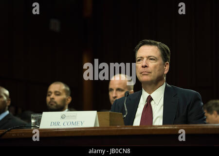 Washington DC,giugno 8,2017, USA: James Comey, ex direttore del FBI, testimonia prima di un Senato Intelligence Comitato circa il suo incontro con PWashington DC,giugno 8,2017, USA: James Comey, ex direttore del FBI, testimonia prima di un Senato Intelligence Comitato circa il suo incontro con il presidente Donald Trump J alla Casa Bianca. Comey ha parlato del suo incontro con il Trump riguardanti il Mike Flynn. Patsy Lynch/MediaPunch Foto Stock