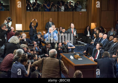 Ex direttore dell'FBI, James Comey testimonia su Capitol Hill circa la sua conversazione con il presidente Donald Trump J. Comey detto che Trump ha cercato di incoraggiare lui e l'FBI per ridurre al minimo o alla fine l'inchiesta di ex WH security advisor, Michael Flynn ha mentito circa la sua riunione con funzionari russi prima di diventare il WH Security Advisor. Trump avevano sparato Flynn per mentire. Foto Stock