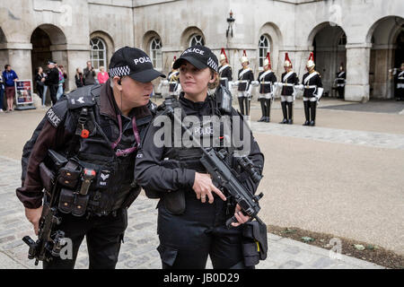 Londra, Regno Unito. 8 Giugno, 2017. Armati Metroplitain Londra polizia in servizio presso la sfilata delle Guardie a Cavallo, Whitehall a Londra centrale. Londra poliziotti armati. Armati di polizia ha incontrato. Nel Regno Unito la polizia armati Westminster. La polizia armata ha incontrato NEL REGNO UNITO. Armati di polizia di Londra. Polizia Armata britannica. Foto Stock