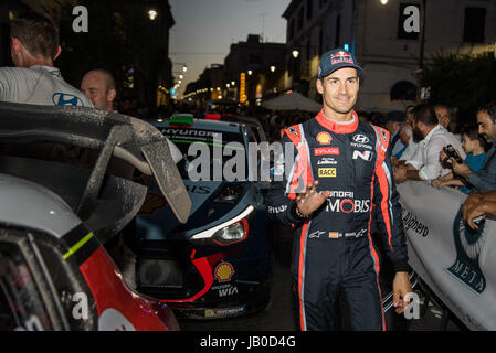 Olbia, Italia. 8 Giugno, 2017. Rally d'Italia Sardegna 2017, giorno 1. Team in arrivo presso il parc fermè a Olbia alla fine della giornata. Driver Dani Sordo di Spagna, Hyundai Motorsport. Credito: Giacomo Altamira/Alamy Live News Foto Stock