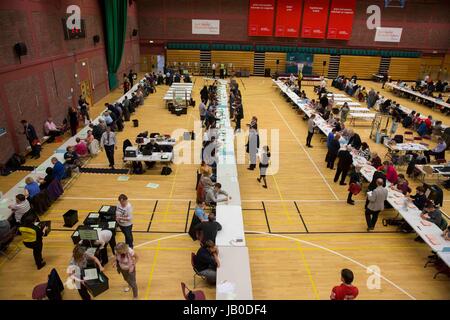 Cardiff, Galles, UK. Il giorno 08 Giugno, 2017. Elezioni generali 2017 votazione inizia il conteggio a Sport Galles centro nazionale, Sophia Gardens per Cardiff nord ovest di Cardiff e Cardiff Central circoscrizioni. Foto di credito: Mark Hawkins/Alamy Live News Foto Stock