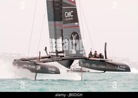 Il grande suono, Bermuda. 8 Giugno, 2017. Land Rover BAR (GBR) battere Emirates Team New Zealand nel loro sesto match di Louis Vuitton America's Cup Playoff Challenger Semi Finali. Credito: Chris Cameron/Alamy Live News Foto Stock