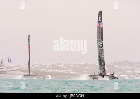 Il grande suono, Bermuda. 8 Giugno, 2017. Land Rover BAR (GBR) battere Emirates Team New Zealand nel loro sesto match di Louis Vuitton America's Cup Playoff Challenger Semi Finali. Credito: Chris Cameron/Alamy Live News Foto Stock