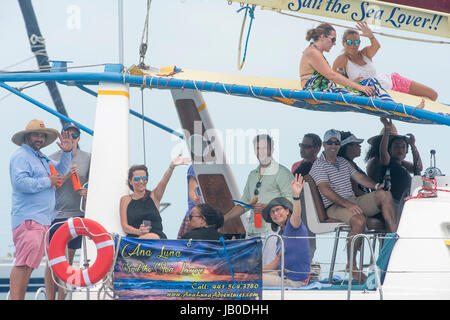 Il grande suono, Bermuda. 8 Giugno, 2017. Gli spettatori a guardare la Louis Vuitton America's Cup Playoff Challenger Semi Finali. Credito: Chris Cameron/Alamy Live News Foto Stock