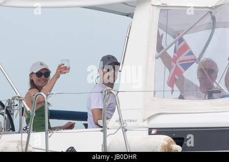 Il grande suono, Bermuda. 8 Giugno, 2017. Gli spettatori a guardare la Louis Vuitton America's Cup Playoff Challenger Semi Finali. Credito: Chris Cameron/Alamy Live News Foto Stock