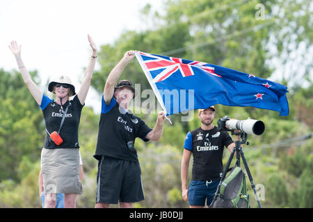 Il grande suono, Bermuda. 8 Giugno, 2017. Nuova Zelanda tifosi guardare la Louis Vuitton America's Cup Playoff Challenger Semi Finali. Credito: Chris Cameron/Alamy Live News Foto Stock