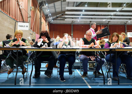 Hereford, Herefordshire, UK. 8 Giugno, 2017. Lo staff di conteggio inizia il processo di conteggio del numero di scrutini per garantire che esso coincide con la stazione di polling contare prima di conteggio dei voti politici nella elezione del centro di conteggio in Hereford - due circoscrizioni sono conteggiati qui Herefordshire Nord e Hereford e South Herefordshire. Credito: Steven Maggio/Alamy Live News Foto Stock