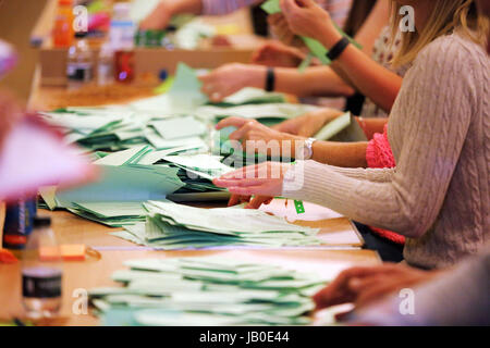 Swansea, Regno Unito. 09 Giugno, 2017. I contatori sono andando attraverso scrutini. Il conteggio delle schede elettorali presso Brangwyn Hall per le elezioni generali di Swansea, Galles, UK Credit: D Legakis/Alamy Live News Foto Stock