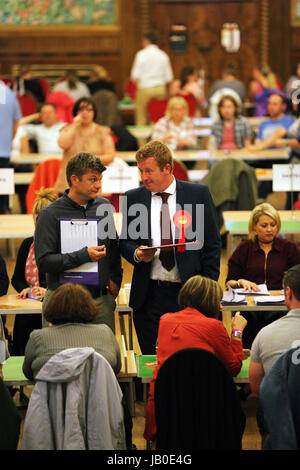 Swansea, Regno Unito. 09 Giugno, 2017. I rappresentanti del partito di pausa chat. Il conteggio delle schede elettorali presso Brangwyn Hall per le elezioni generali di Swansea, Galles, UK Credit: D Legakis/Alamy Live News Foto Stock