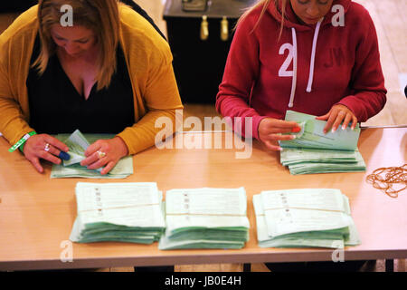 Swansea, Regno Unito. 09 Giugno, 2017. I contatori sono andando attraverso scrutini. Il conteggio delle schede elettorali presso Brangwyn Hall per le elezioni generali di Swansea, Galles, UK Credit: D Legakis/Alamy Live News Foto Stock