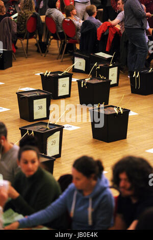 Swansea, Regno Unito. 09 Giugno, 2017. Scrutinio sul pavimento. Il conteggio delle schede elettorali presso Brangwyn Hall per le elezioni generali di Swansea, Galles, UK Credit: D Legakis/Alamy Live News Foto Stock