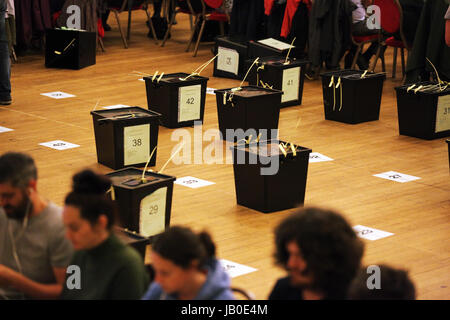 Swansea, Regno Unito. 09 Giugno, 2017. Scrutinio sul pavimento. Il conteggio delle schede elettorali presso Brangwyn Hall per le elezioni generali di Swansea, Galles, UK Credit: D Legakis/Alamy Live News Foto Stock