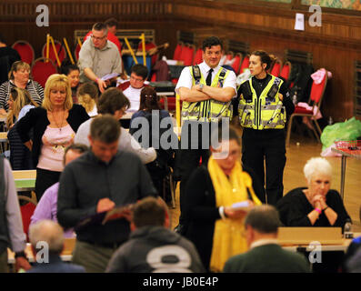 Swansea, Regno Unito. 09 Giugno, 2017. I funzionari di polizia presso il conteggio. Il conteggio delle schede elettorali presso Brangwyn Hall per le elezioni generali di Swansea, Galles, UK Credit: D Legakis/Alamy Live News Foto Stock