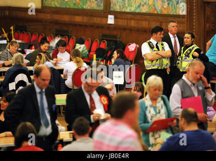 Swansea, Regno Unito. 09 Giugno, 2017. I funzionari di polizia presso il conteggio. Il conteggio delle schede elettorali presso Brangwyn Hall per le elezioni generali di Swansea, Galles, UK Credit: D Legakis/Alamy Live News Foto Stock