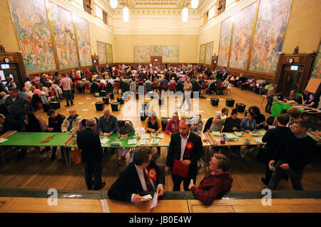 Swansea, Regno Unito. 09 Giugno, 2017. Il conteggio è in corso. Il conteggio delle schede elettorali presso Brangwyn Hall per le elezioni generali di Swansea, Galles, UK Credit: D Legakis/Alamy Live News Foto Stock