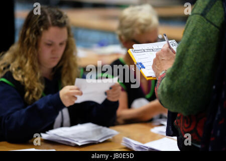 Hereford, Herefordshire, Regno Unito - giovedì 8 giugno 2017 - Partito teller i lavoratori a mantenere un occhio su il processo di conteggio all'elezione centro di conteggio in Hereford - Steven Maggio/Alamy Live News Foto Stock