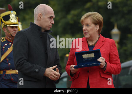 Buenos Aires, Argentina. 8 Giugno, 2017. Sindaco di Buenos Aires Horacio Rodriguez Larreta e il Cancelliere tedesco Angela Merkel come ella è concessa la chiave della città al Plaza San Martin Square. Credito: Anton Velikzhanin/Alamy Live News Foto Stock